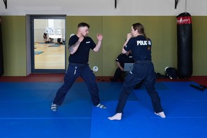 policjanci w czasie konkurencji w zakresie technik i taktyk interwencji