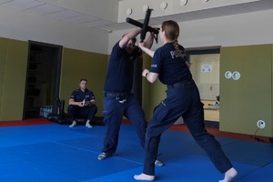 policjanci w czasie konkurencji w zakresie technik i taktyk interwencji