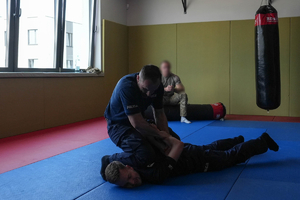 policjanci w czasie konkurencji w zakresie technik i taktyk interwencji