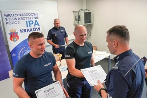 zastępca komendanta wojewódzkiego wręcza nagrody zwycięzcom.