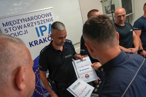 zastępca komendanta wojewódzkiego wręcza nagrody zwycięzcom.