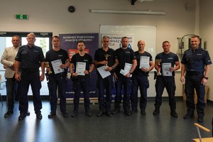 Zdjęcie grupowe zastępcy komendanta wojewódzkiego, zastępcy dowódcy oddziału prewencji policji w Krakowie, przedstawiciela stowarzyszenia International Police Association oraz zwycięzców konkursu