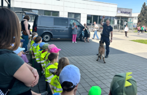 przewodnik prezentuje dzieciom umiejętności psa