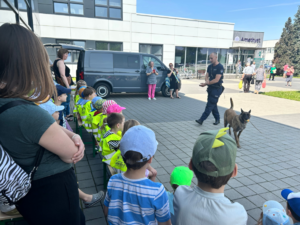 przewodnik z psem służbowym opowiada dzieciom o swojej pracy