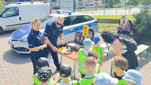 technik kryminalistyki pokazuje jak zabezpiecza odciski palców