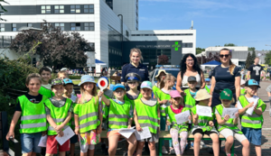 wspólne zdjęcie dzieci z policjantkami