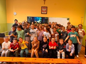 wspólne zdjęcie policjantki oraz uczniów