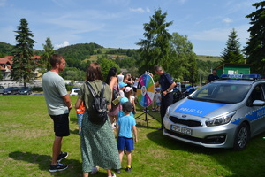 Policjant przy kole fortuny zadaje dzieciom pytania