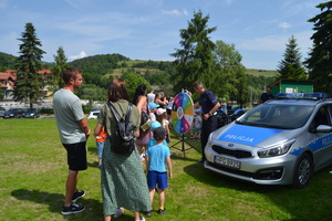 Policjant przy kole fortuny zadaje dzieciom pytania