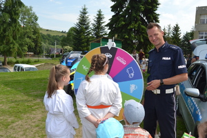 Policjant przy kole fortuny