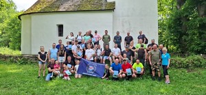 uczestnicy rajdu przy cerkwi w Bielicznej