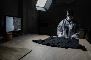 pani marta bada ślady na podniszczonym podkoszulku w pracowni chemicznej