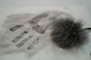 odbita ślad po ręce ujawniony proszkiem do badań