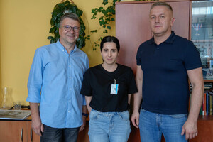 pamiątkowe zdjęcie z naczelnikiem na koniec wycieczki