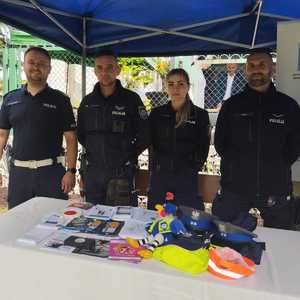 umundurowani policjanci na stoisku profilaktycznym