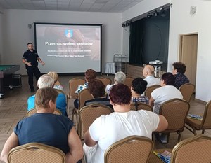 policjant podczas prelekcji z seniorami