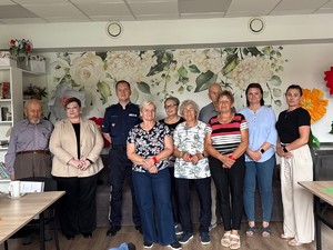 zdjęcie grupowe policjanta z seniorami