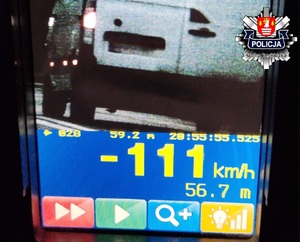 zdjęcie białego busa poruszającego się 111km na godzinę