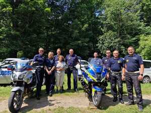 Policjanci uczestniczący w integracyjnym festynie w Korzkwi