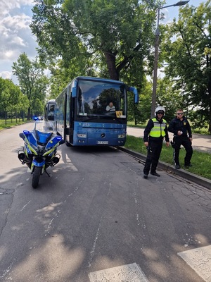 Policjanci w trakcie pilotażu autobusu z dziećmi