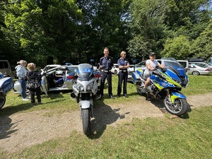 Policjant i policjantka stoja przy motocyklach
