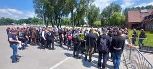 motocykliści przed Auschwitz