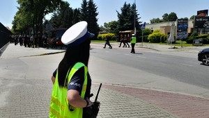 policjantka i policjant przy trasie przemarszu motocyklistów