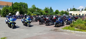policjanci na parkingu przy motocyklach
