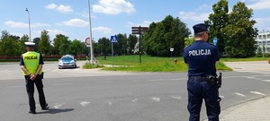 policjanci przy ulicy