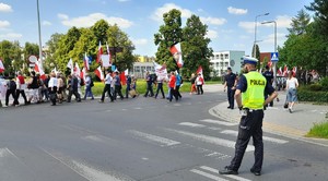 policjant zabezpieczający przemarsz