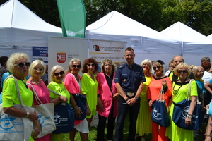 Policjant z przedstawicielkami Głosu Seniora