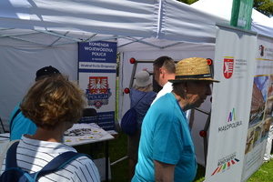 Seniorzy oczekujący na mozliwość skorzystania z refleksomierza