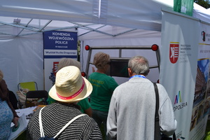 Seniorzy odwiedzający stanowisko