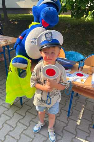 chłopczyk w czapce policyjne