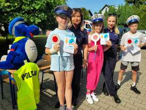 dzieci z policjantkami