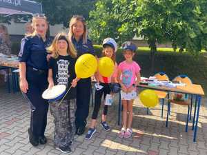 policjantki przy stanowisku z dziećmi
