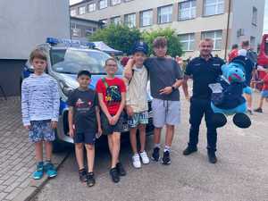 uczestnicy z policjantem