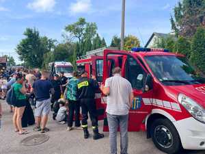 uczestnicy ze strażakami