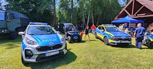 Policyjne radiowozy oraz quad