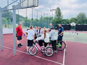 dzieci na rowerach z nauczycielem