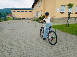 dziewczynka na rowerze podczas egzaminu