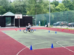 orlik i tor przeszkód z uczniem na rowerze