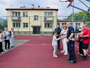 Policjanci gratulują uczniom po egzaminach