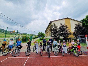 Policjanci wraz z grupą dzieci na rowerach