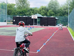 uczeń na rowerze podczas egzaminu