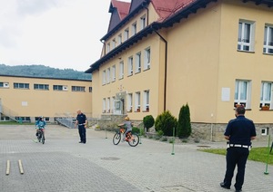 uczniowie na rowerach podczas egzaminu