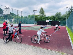 uczniowie wjeżdżający na rowerach na plac