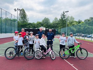 wspólne zdjęcie dzieci na rowerach i policjantów ruchu drogowego