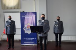 2 przemówienie Komendanta Miejskiego Policji w Krakowie, na dalszym planie Zastępcy Komendanta Miejskiego