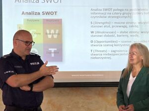 policjant i kobieta w tle slajd na ekranie